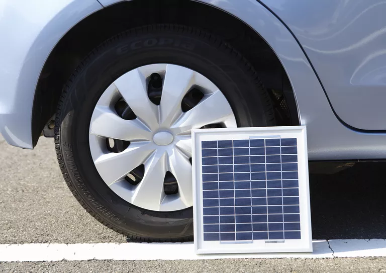 ¿Funcionan los cargadores de baterías solares para coches?