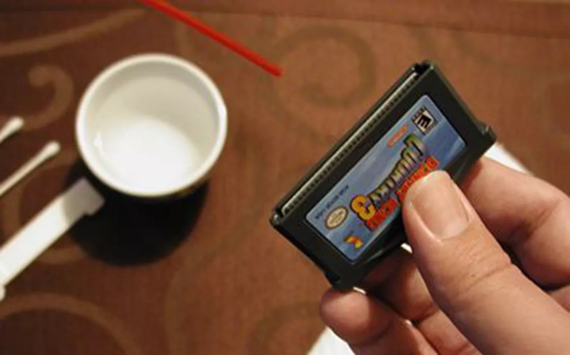 Arregla una Game Boy limpiando el cartucho