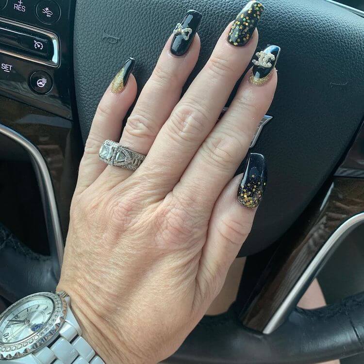16 Diseños de uñas negros y dorados absolutamente hermosos - 19 - julio 6, 2022