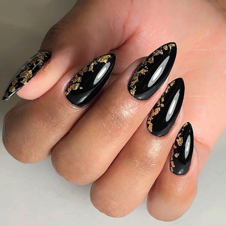 16 Diseños de uñas negros y dorados absolutamente hermosos - 11 - julio 6, 2022