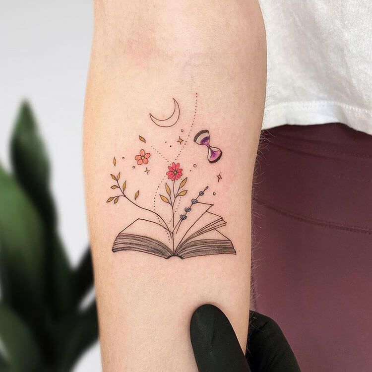 22 ideas geniales de tatuaje de libros para mujeres - mamá tiene las cosas - 35 - julio 4, 2022