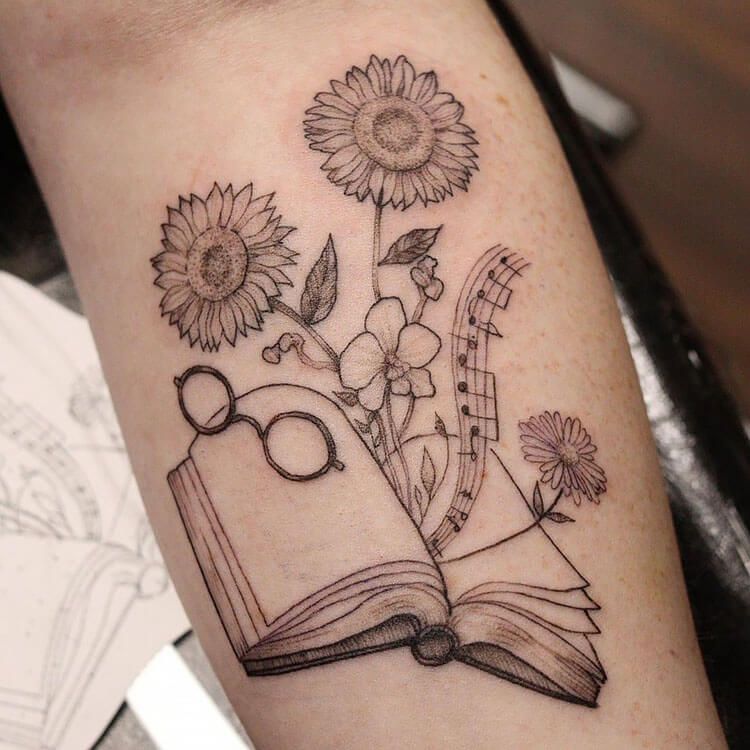 22 ideas geniales de tatuaje de libros para mujeres - mamá tiene las cosas - 45 - julio 4, 2022