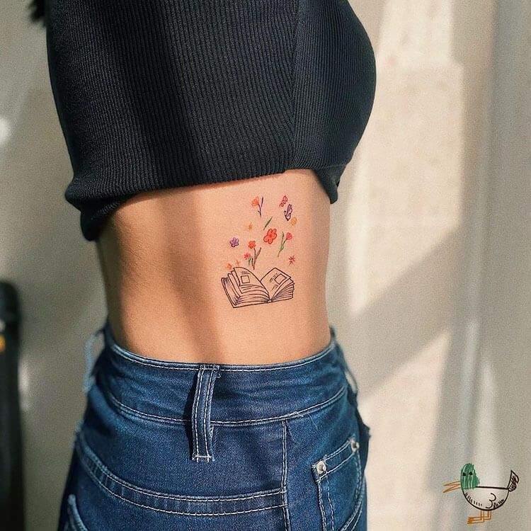 22 ideas geniales de tatuaje de libros para mujeres - mamá tiene las cosas - 9 - julio 4, 2022