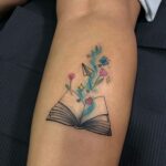 22 ideas geniales de tatuaje de libros para mujeres - mamá tiene las cosas