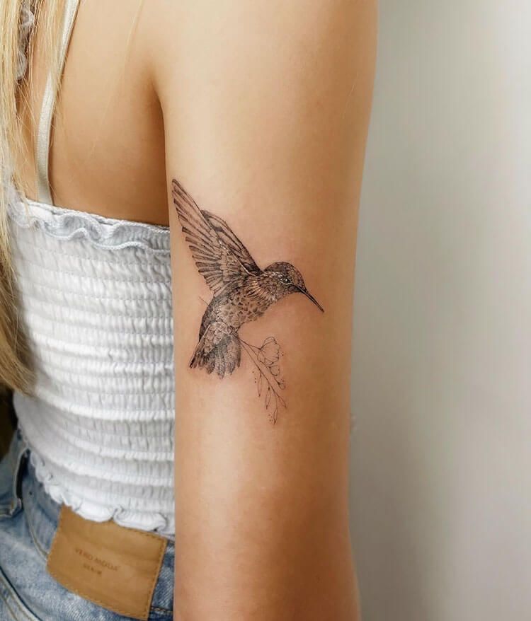 18 Tatuajes de colibríes para provocar alegría en tu vida - 29 - julio 4, 2022