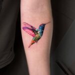 18 Tatuajes de colibríes para provocar alegría en tu vida