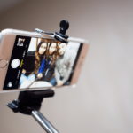 Los 5 mejores palos selfie para iPhone y cómo usarlos
