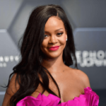 La cantante convertida en magnate de la belleza "Rihanna" ahora es oficialmente multimillonaria