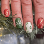 16 Diseños festivos de uñas de invierno para Navidad