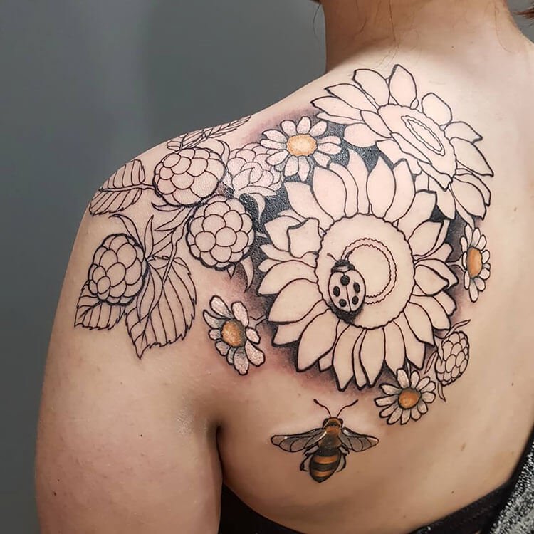 18 Ideas de diseño de tatuajes de abejas para mujeres - 9 - junio 13, 2022
