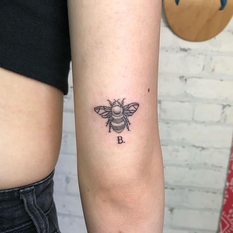 18 Ideas de diseño de tatuajes de abejas para mujeres - 13 - junio 13, 2022