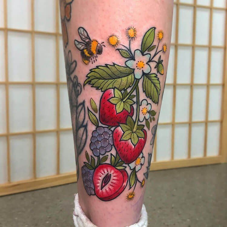 18 Ideas de diseño de tatuajes de abejas para mujeres - 15 - junio 13, 2022