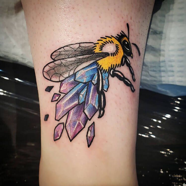 18 Ideas de diseño de tatuajes de abejas para mujeres - 17 - junio 13, 2022