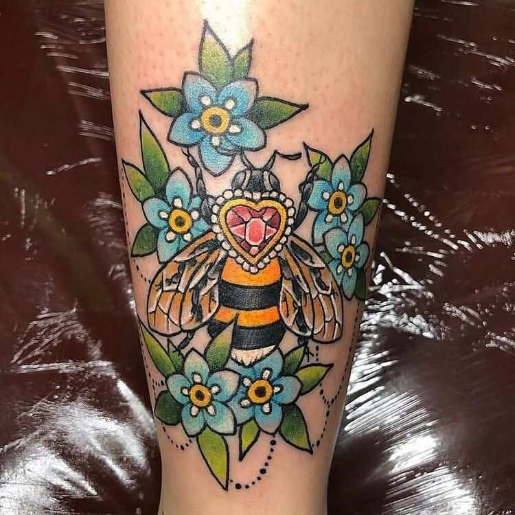 18 Ideas de diseño de tatuajes de abejas para mujeres - 21 - junio 13, 2022