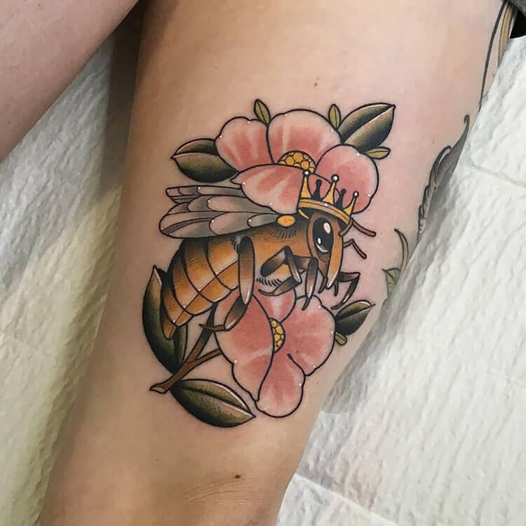 18 Ideas de diseño de tatuajes de abejas para mujeres - 23 - junio 13, 2022