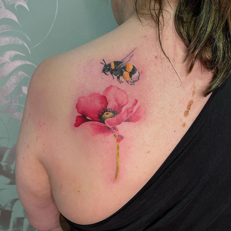 18 Ideas de diseño de tatuajes de abejas para mujeres - 25 - junio 13, 2022