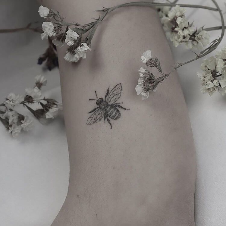 18 Ideas de diseño de tatuajes de abejas para mujeres - 27 - junio 13, 2022