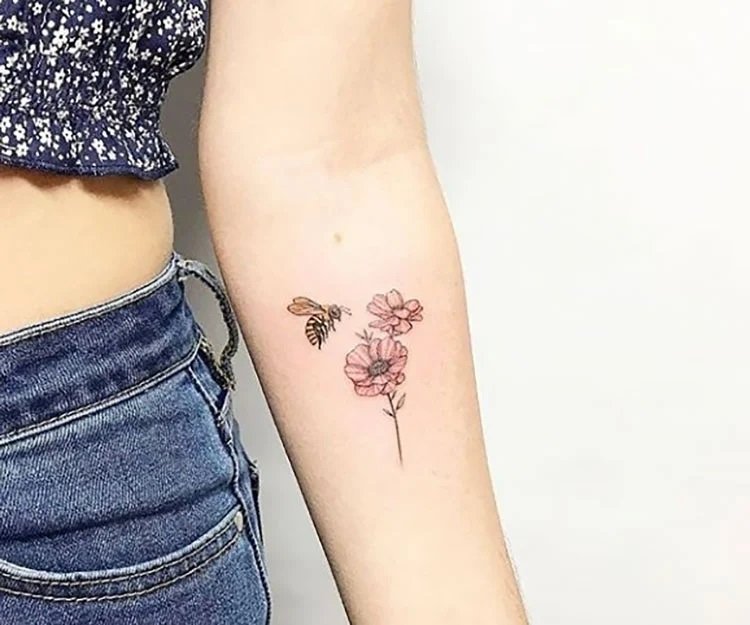 18 Ideas de diseño de tatuajes de abejas para mujeres - 29 - junio 13, 2022