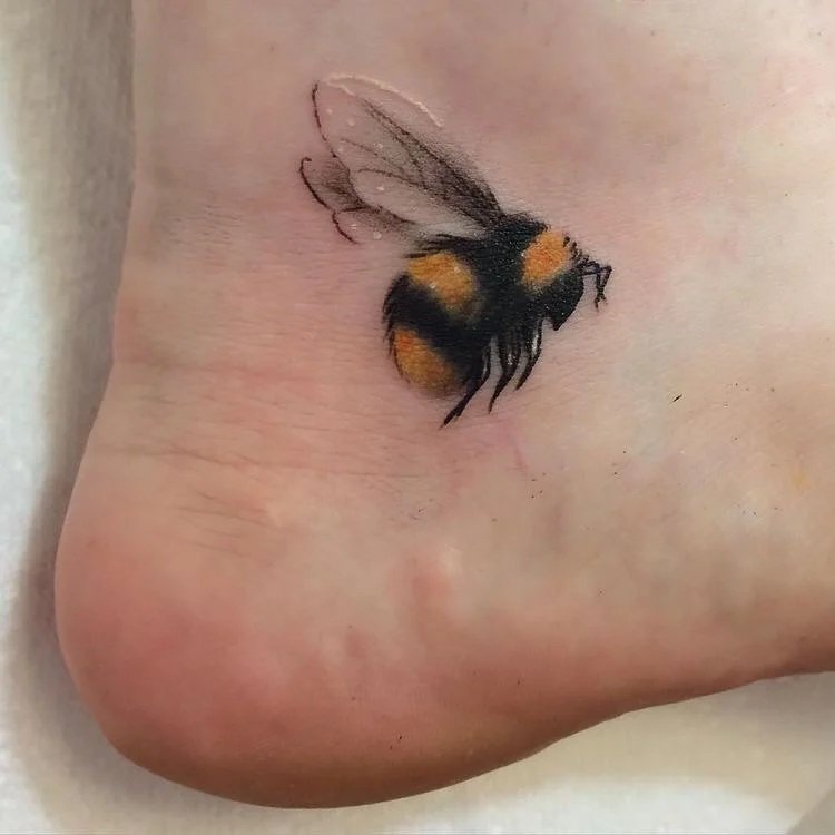 18 Ideas de diseño de tatuajes de abejas para mujeres - 31 - junio 13, 2022