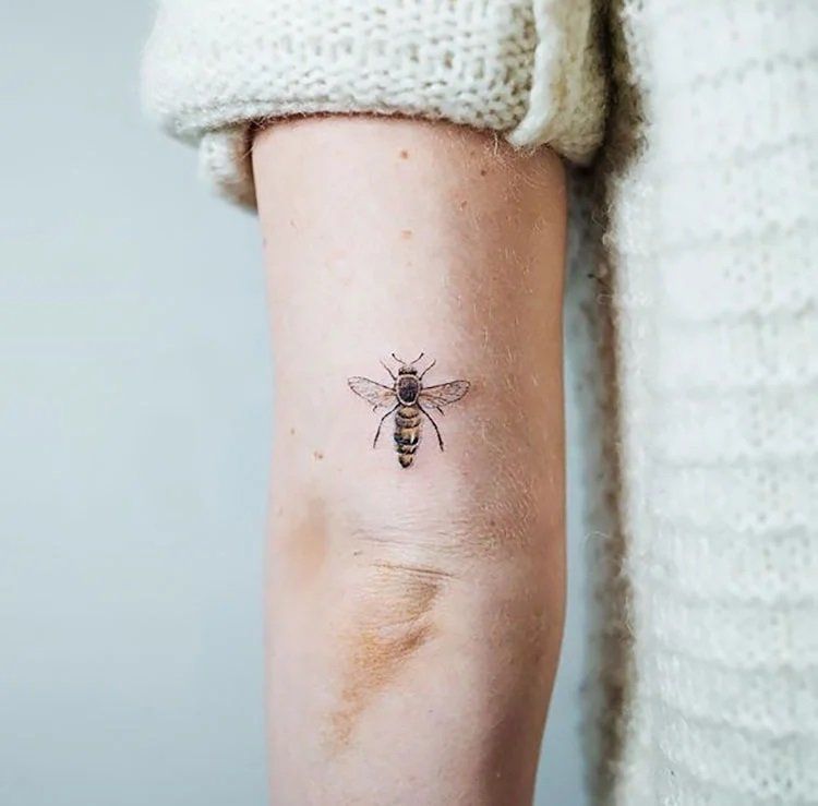 18 Ideas de diseño de tatuajes de abejas para mujeres - 33 - junio 13, 2022