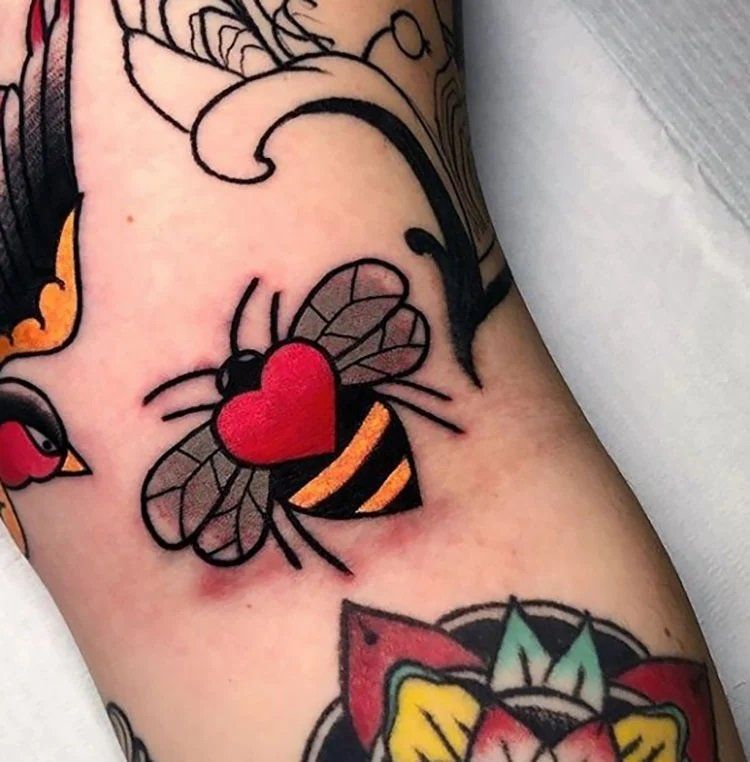 18 Ideas de diseño de tatuajes de abejas para mujeres - 37 - junio 13, 2022