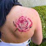 17 Impresionantes diseños de tatuajes de rosas para mujeres