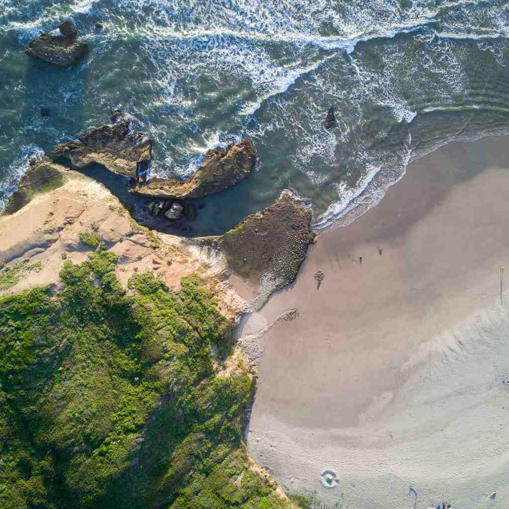 Una vista aérea de las olas chocando contra la orilla.