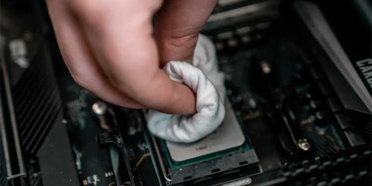 Cómo limpiar la pasta térmica de la CPU de forma segura y volver a aplicar - 5 - agosto 4, 2022