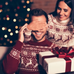 51 ideas de regalos de Navidad para parejas (regalos únicos asequibles)