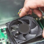 ¿Cómo eliminar un enfriador de CPU de la placa base?