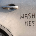 ¿Puedo usar jabón para lavar platos en mi auto?