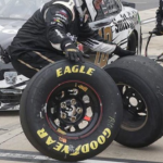 El primer cambio de neumáticos femeninos negros de NASCAR