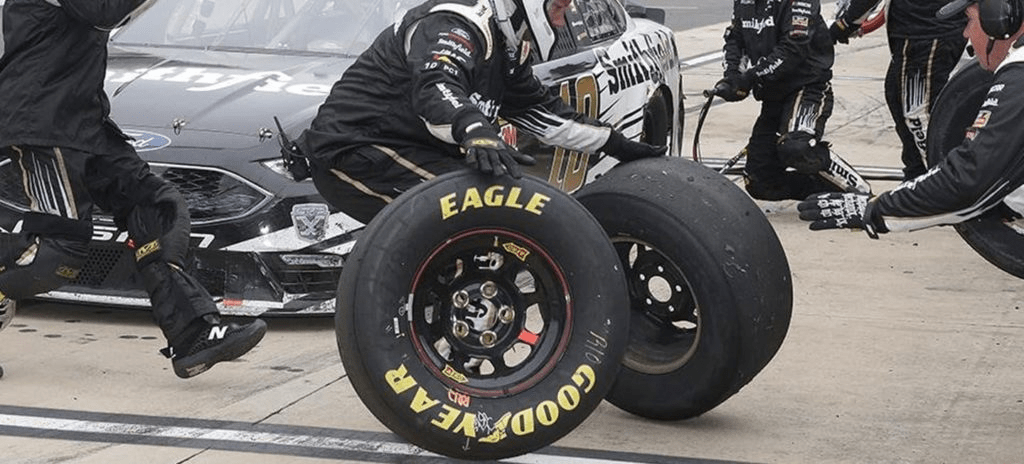 El primer cambio de neumáticos femeninos negros de NASCAR - 3 - noviembre 14, 2022