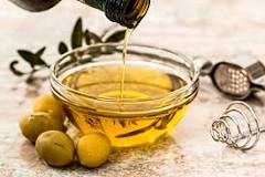 masaje en los senos con aceite de oliva