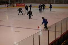¿Cómo es que tiene por nombre la cancha de hockey acerca de hielo?