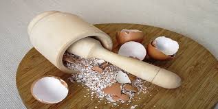 ¿Cómo darle la cascarilla de huevo a las gallinas?