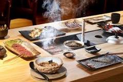 restaurant japones con parrilla en la mesa