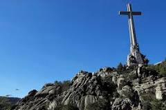 ¿Qué altura tiene la cruz del Val de los Caídos?