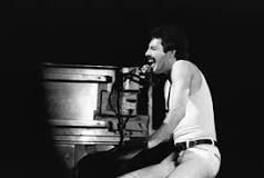 ¿Qué instrumento musical tocaba Freddie Mercury?