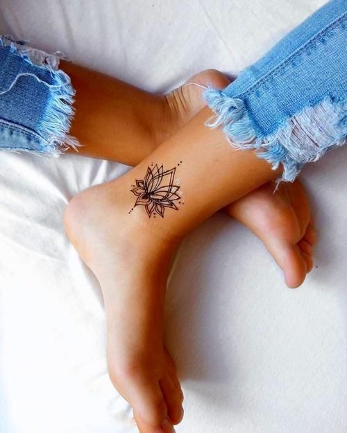 Tatuaje de flor de loto: ¡significado y diseños de tomar el aliento! - 67 - enero 24, 2023