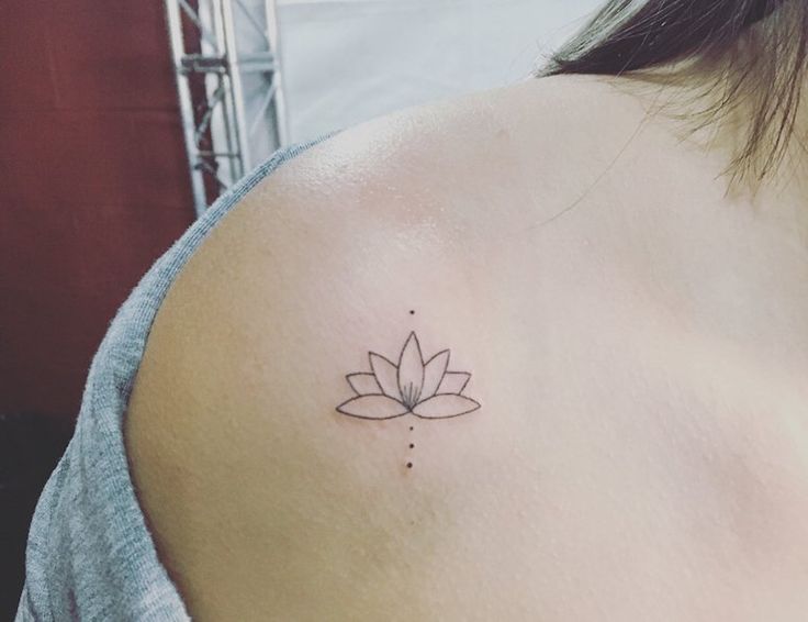 Tatuaje de flor de loto: ¡significado y diseños de tomar el aliento! - 49 - enero 24, 2023