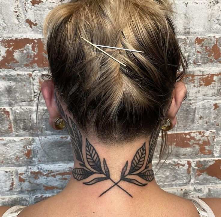 Echa un vistazo a 65 imágenes de tatuajes en el cuello femenino - 11 - enero 24, 2023