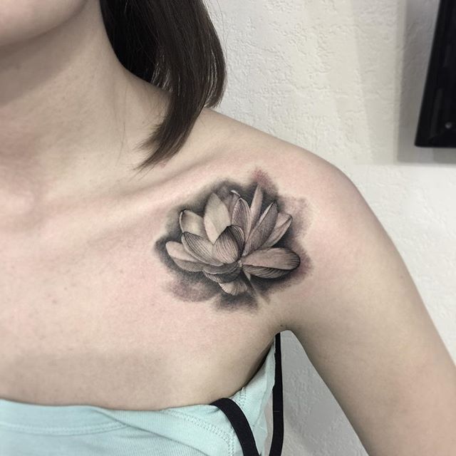 Tatuaje de flor de loto: ¡significado y diseños de tomar el aliento! - 51 - enero 24, 2023
