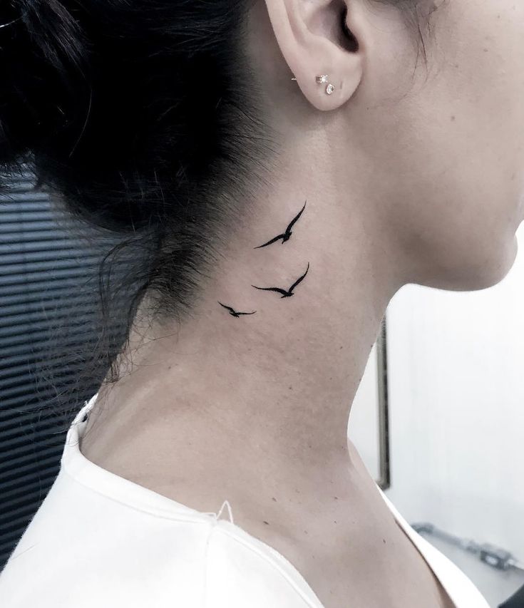 Echa un vistazo a 65 imágenes de tatuajes en el cuello femenino - 59 - enero 24, 2023