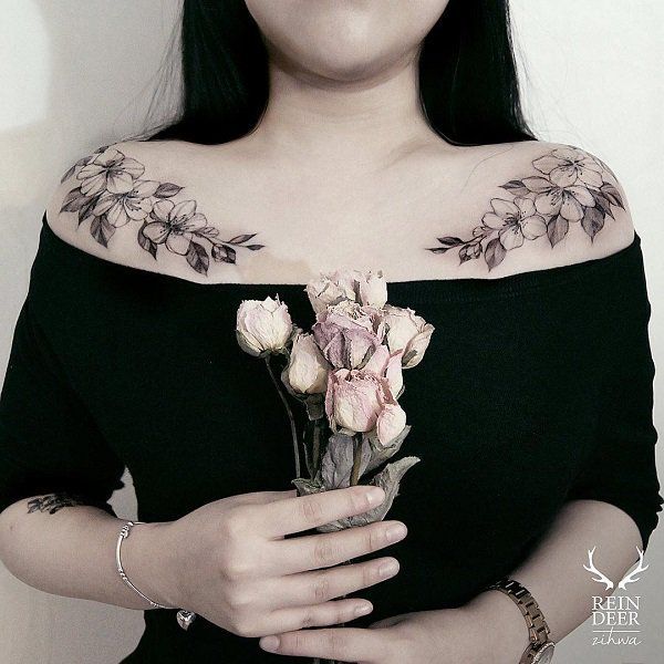Tatuaje femenino en el hombro - 47 - enero 26, 2023