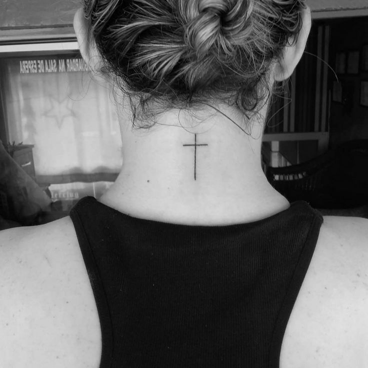 Echa un vistazo a 65 imágenes de tatuajes en el cuello femenino - 131 - enero 24, 2023
