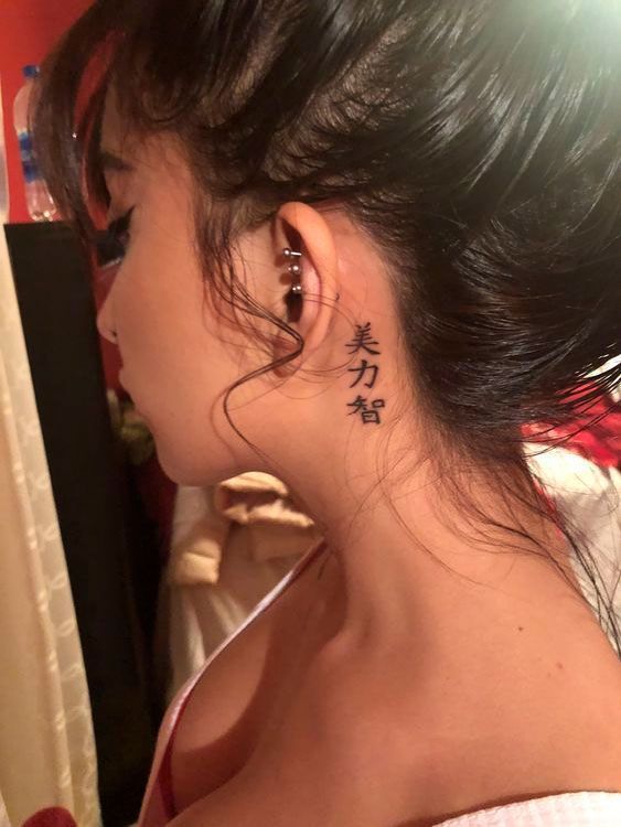 Echa un vistazo a 65 imágenes de tatuajes en el cuello femenino - 49 - enero 24, 2023