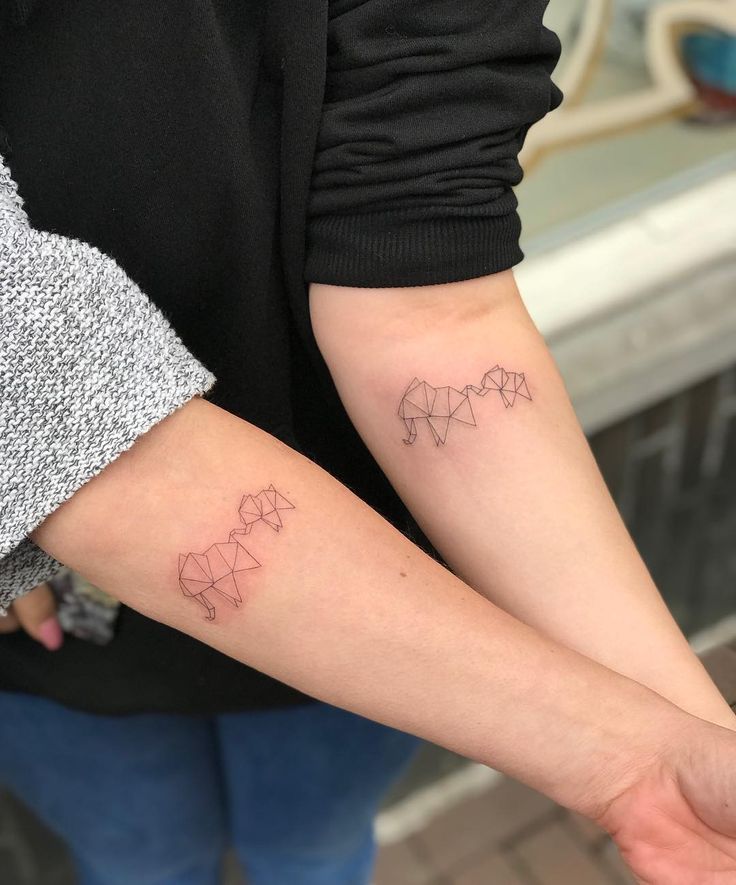 Tatuaje madre e hija: ¡30 inspiraciones para marcar ese amor en la piel! - 51 - enero 24, 2023