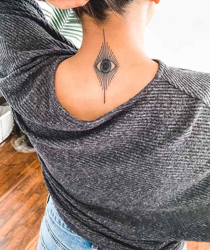 Echa un vistazo a 65 imágenes de tatuajes en el cuello femenino - 9 - enero 24, 2023