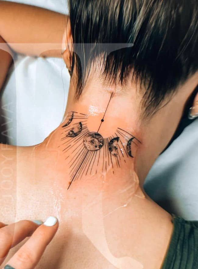 Echa un vistazo a 65 imágenes de tatuajes en el cuello femenino - 21 - enero 24, 2023